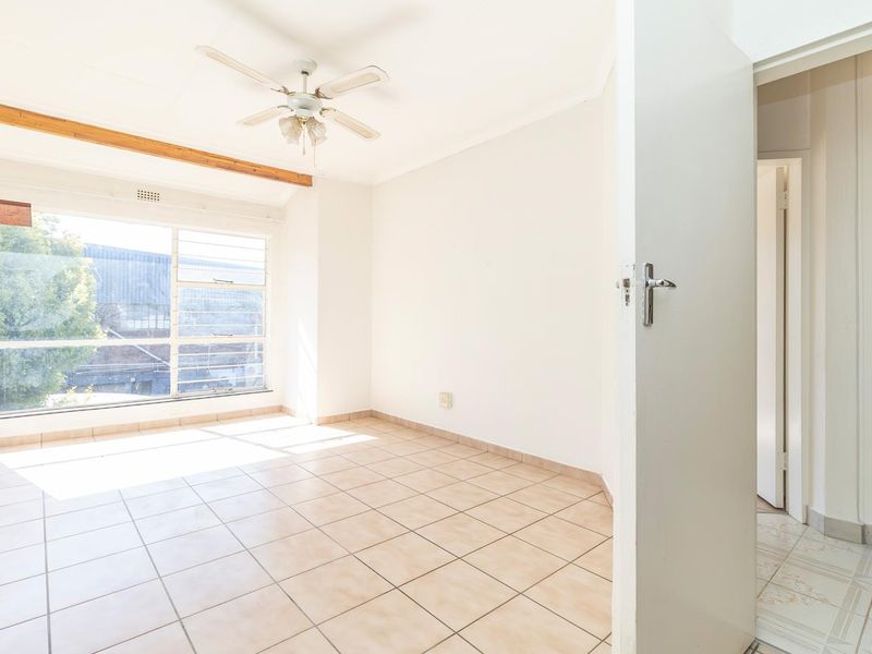 SPACIOUS 3-BEDROOM TOWNHOUSE IN A SECURE COMPLEX. - Photo 5