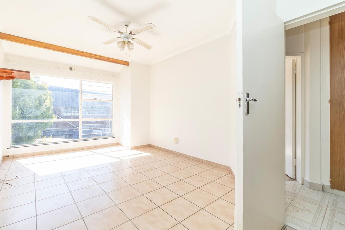 SPACIOUS 3-BEDROOM TOWNHOUSE IN A SECURE COMPLEX. - Photo 5