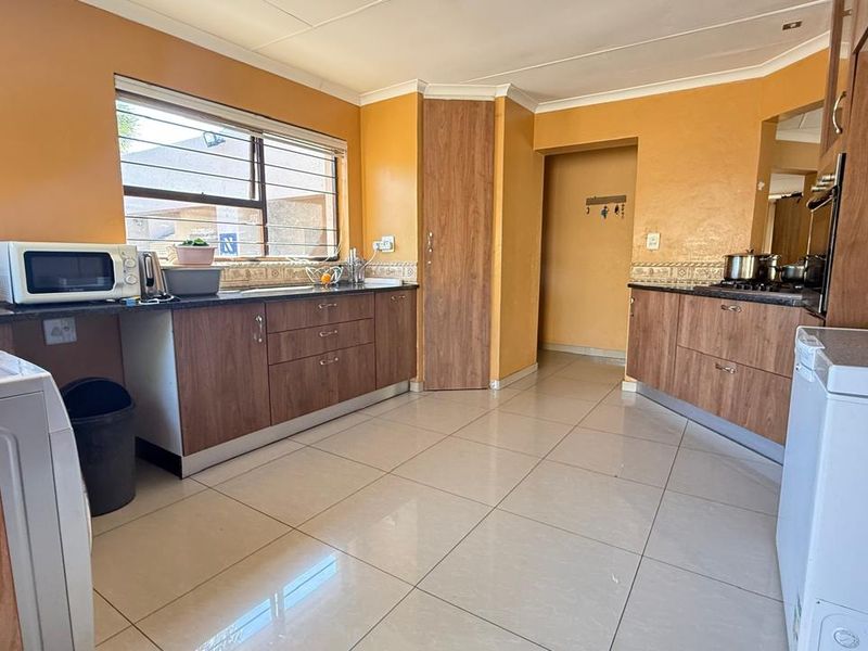 Lovely Home in Quiet and Secure Estate - Photo 10