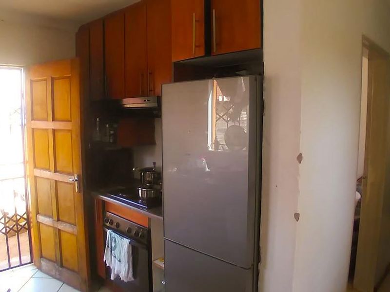 Stunning House In The Orchards Ext 47 - Photo 2