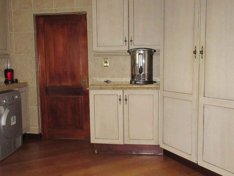 Experience opulence lifestyle in this Home overlooking a Golf Course in Ruimsig! - Photo 5