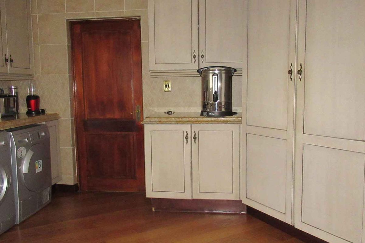 Experience opulence lifestyle in this Home overlooking a Golf Course in Ruimsig! - Photo 5