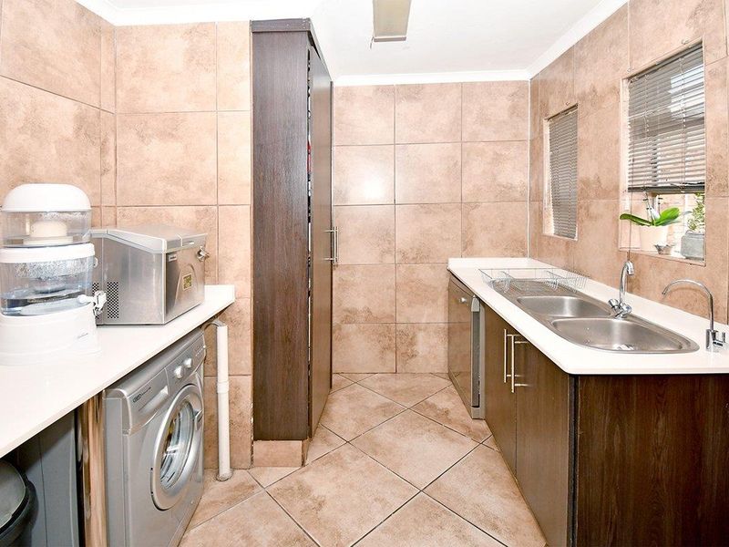 Beautiful Family Home in Secure Complex - Photo 7