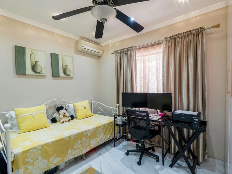 Modern pet friendly simplex - Photo 10