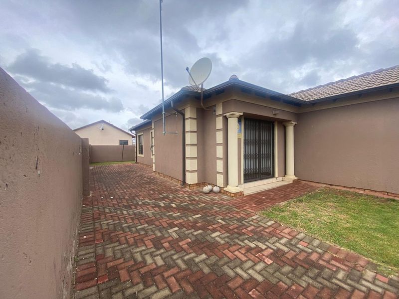 Three bedroom home for rent - Photo 2