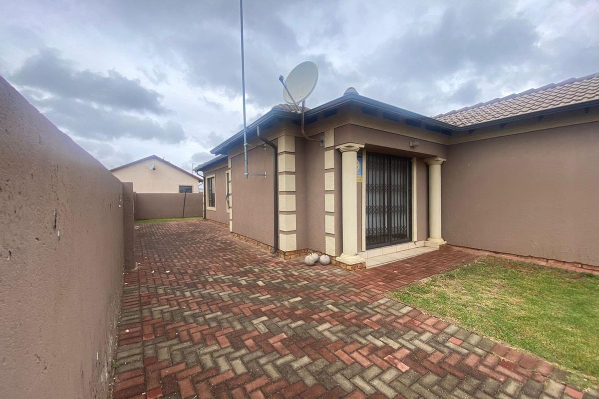 Three bedroom home for rent - Photo 2