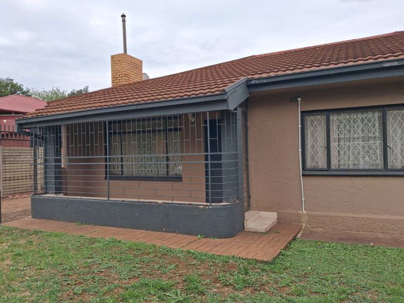 4 Bedroom House For Sale in Vanderbijlpark C.W 5 - Photo 4