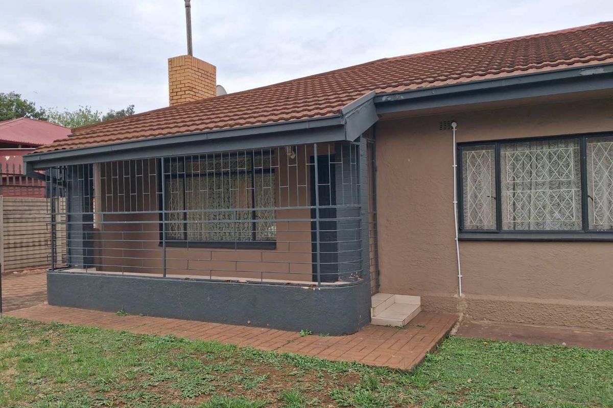 4 Bedroom House For Sale in Vanderbijlpark C.W 5 - Photo 4