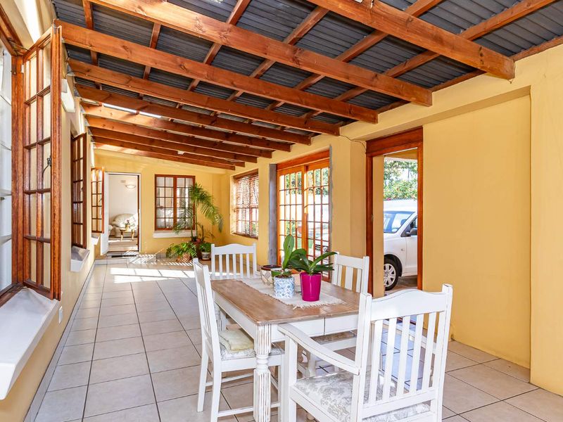 Spacious Family Home with Garden, Pool & Flatlet - Photo 6