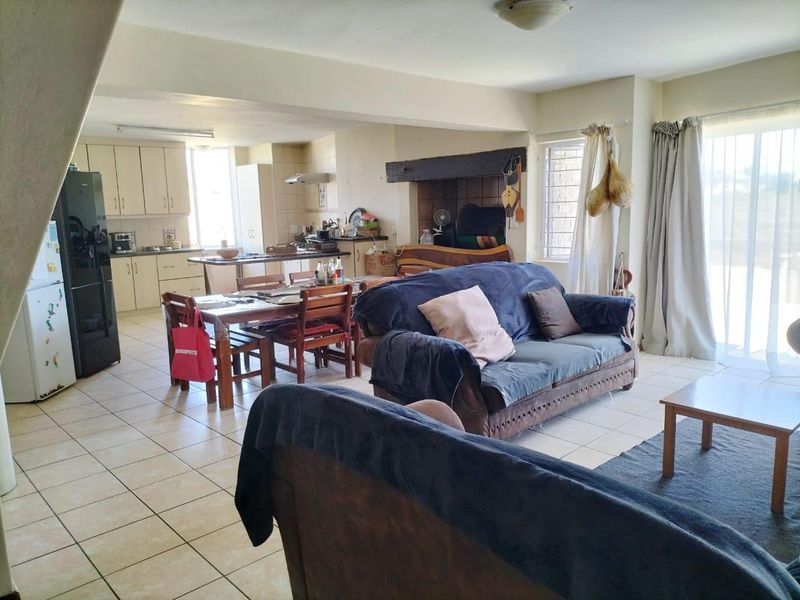 Spacious house with work from home potential - Photo 3