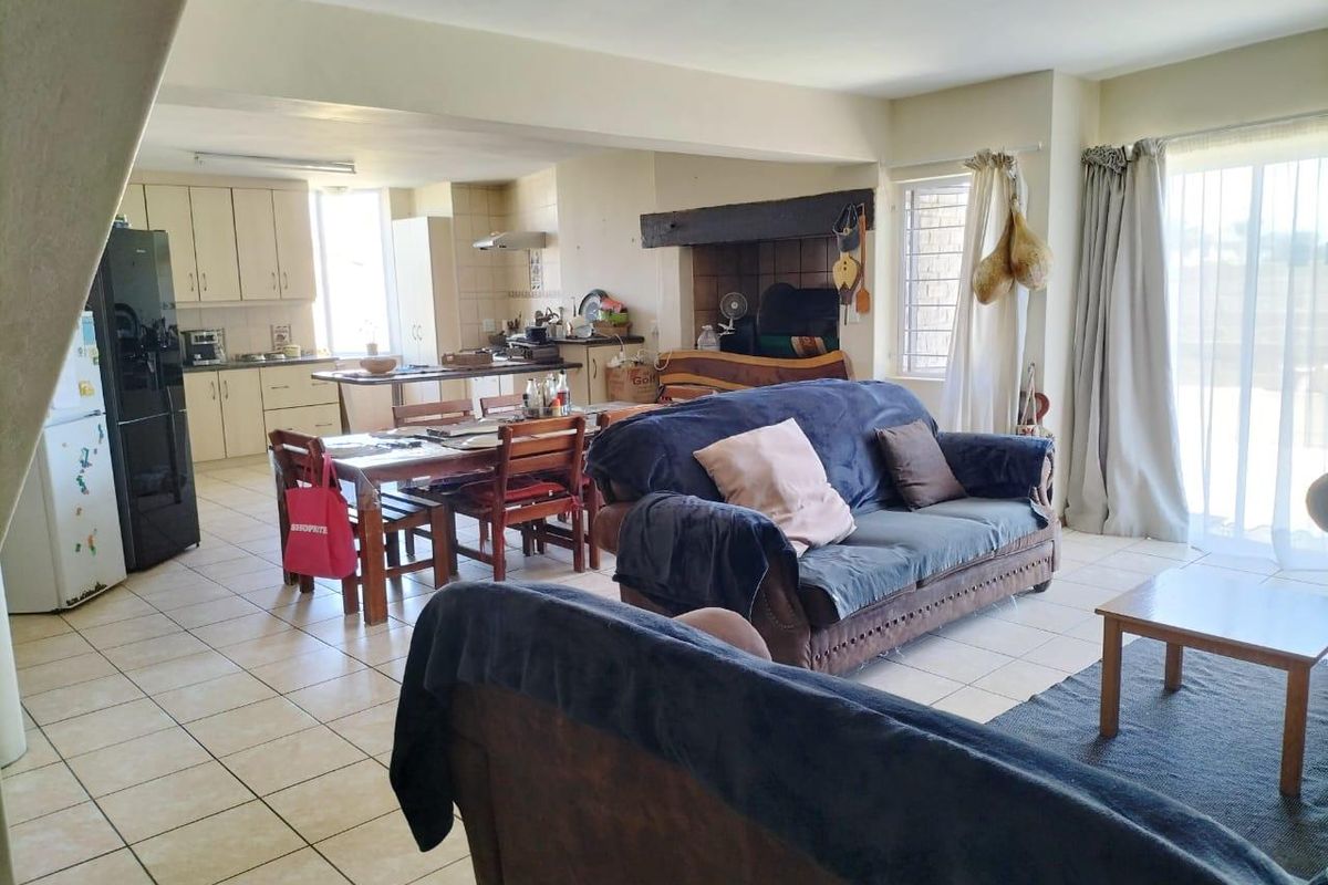 Spacious house with work from home potential - Photo 3