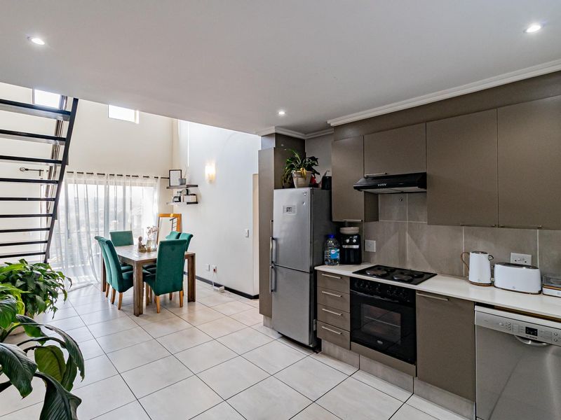 Stylish Corner Loft Apartment in a Sought After Estate - Photo 2