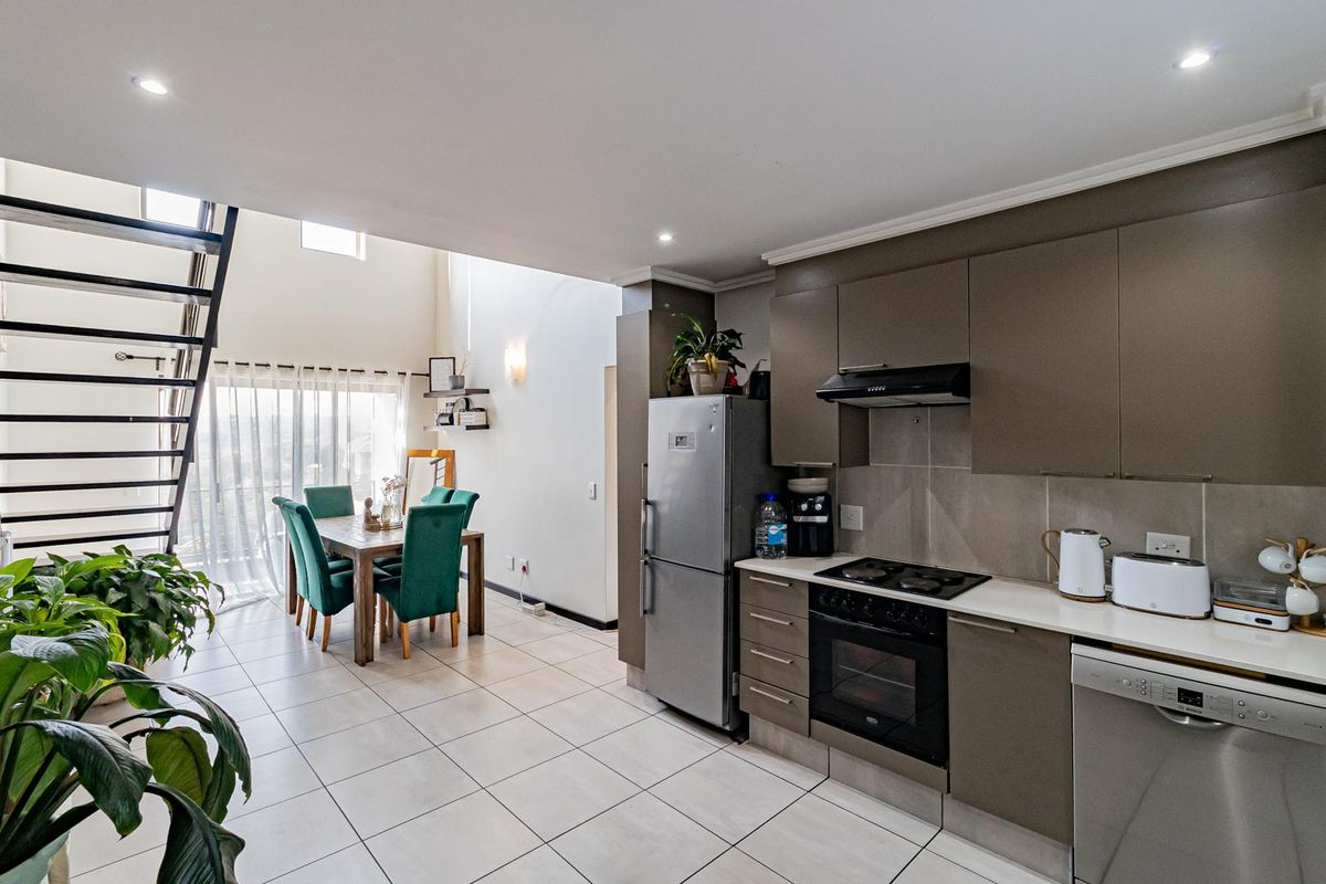 Stylish Corner Loft Apartment in a Sought After Estate - Photo 2