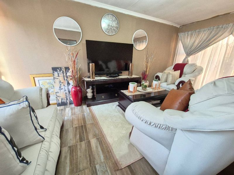 PERFECT FAMILY HOME - Photo 3