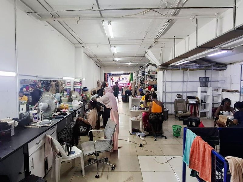 High Foot Traffic & Security in Prime Retail Space! - Photo 3