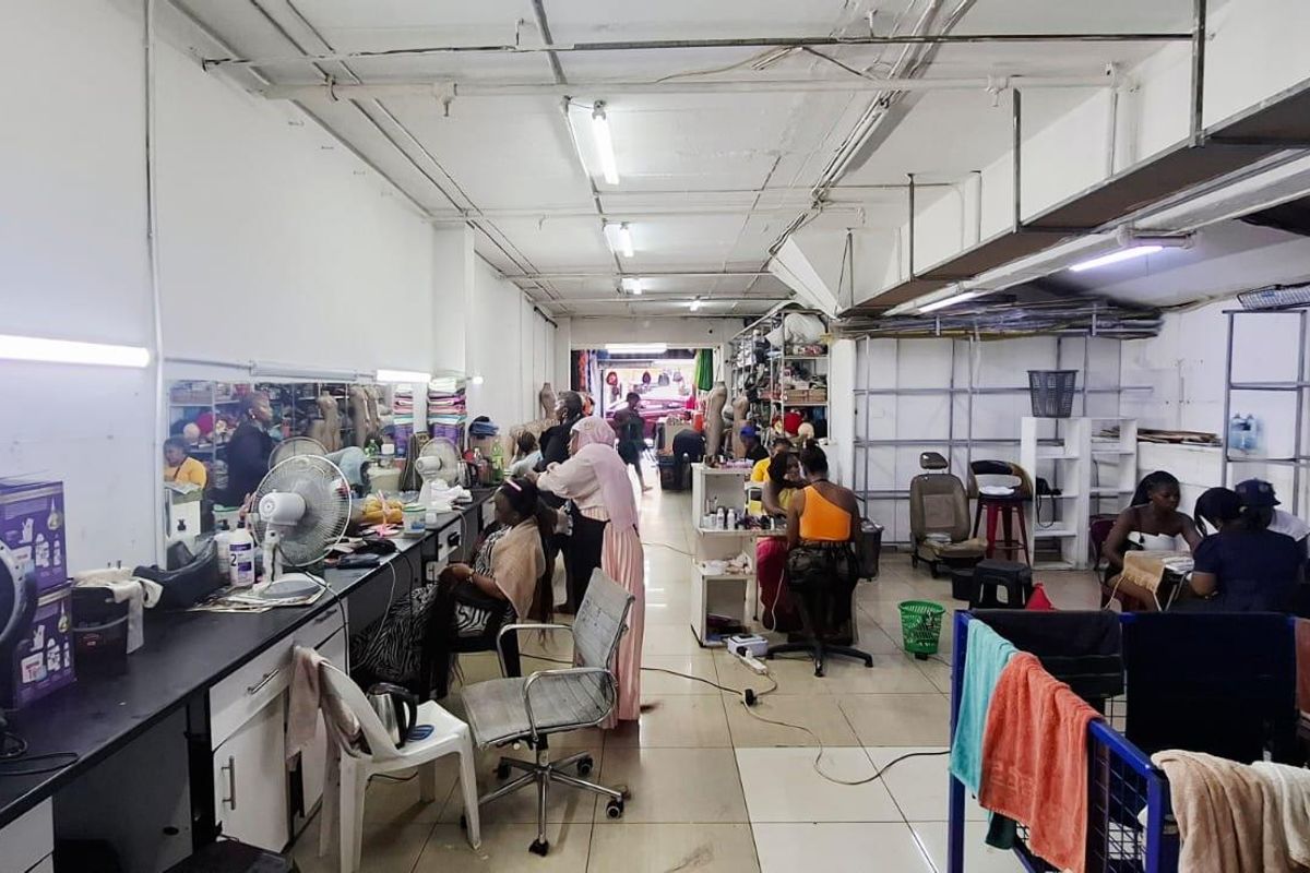 High Foot Traffic & Security in Prime Retail Space! - Photo 3