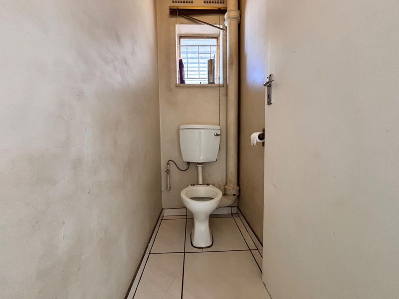 Spacious 3-Bedroom Family Home with Jacuzzi & Entertainment Lapa | Wannenburghoogte, Germiston - Photo 10