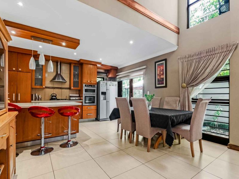 STYLISH AND CLASSY - TRIPLE STOREY UNIT, IN A QUIET POSITION OFFERING PLENTY OF SPACE. - Photo 4