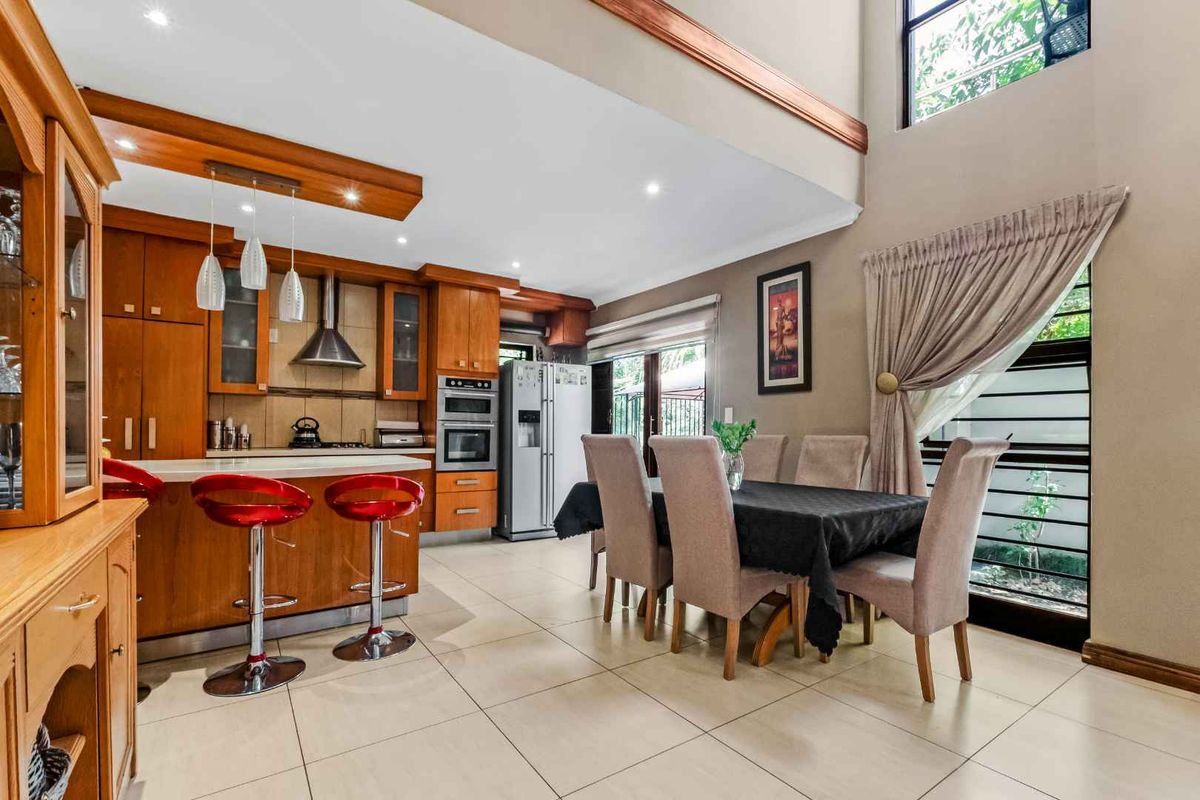 STYLISH AND CLASSY - TRIPLE STOREY UNIT, IN A QUIET POSITION OFFERING PLENTY OF SPACE. - Photo 4