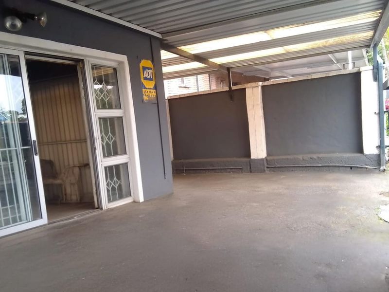 SPACIOUS, LOW-MAINTENANCE HOME WITH GRANNY FLAT IN A QUIET, FRIENDLY NEIGHBOURHOOD - Photo 2