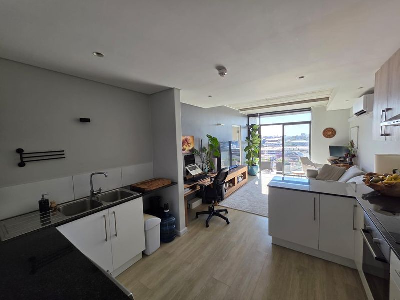 One Bed with Sea Views in Woodstock Quarter - Photo 3