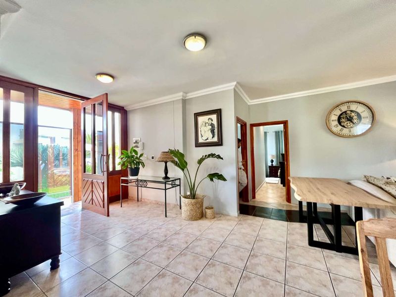 Spacious 5-Bedroom Family Home with En-Suite bathrooms & Exceptional Entertaining Areas - Photo 4