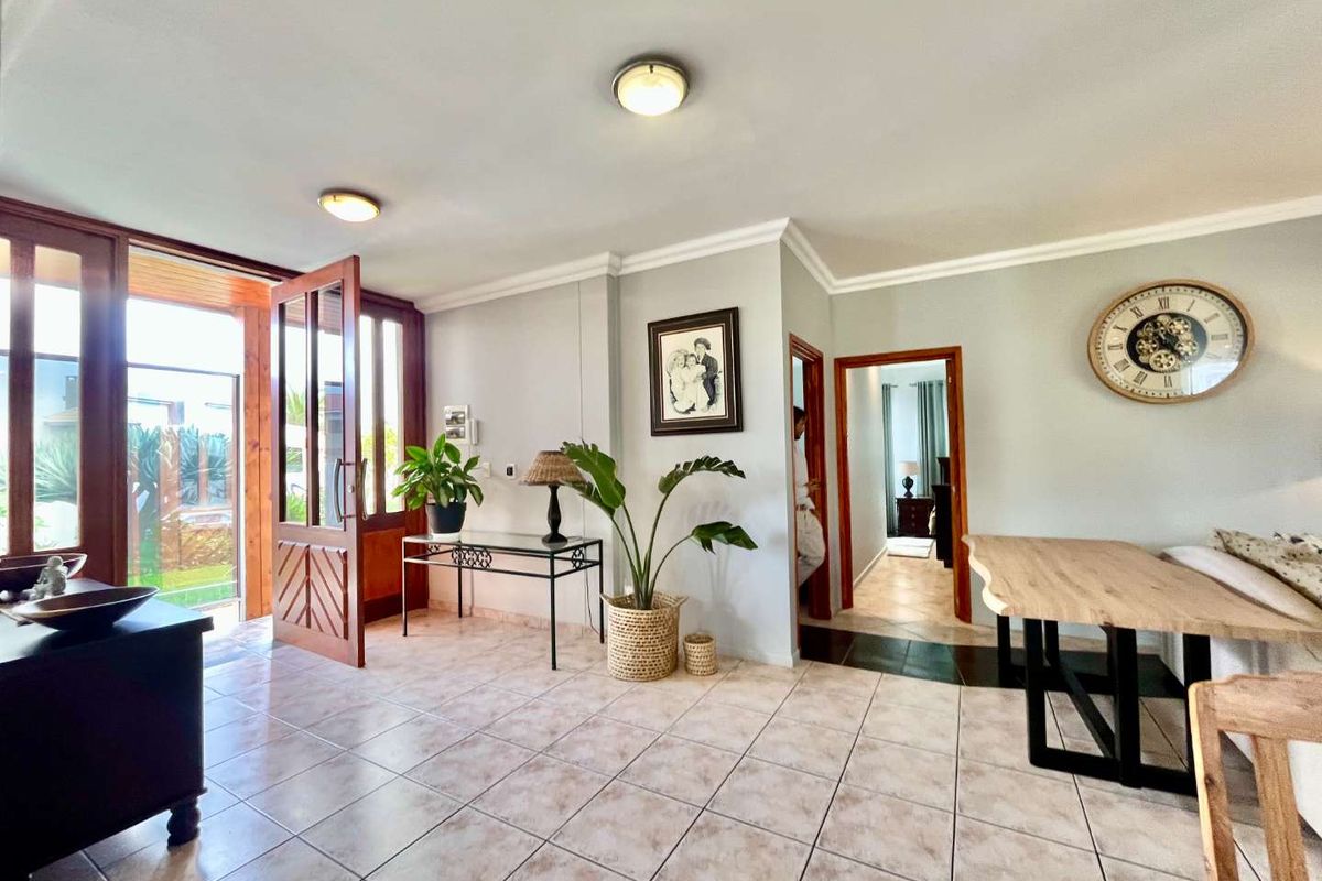 Spacious 5-Bedroom Family Home with En-Suite bathrooms & Exceptional Entertaining Areas - Photo 4
