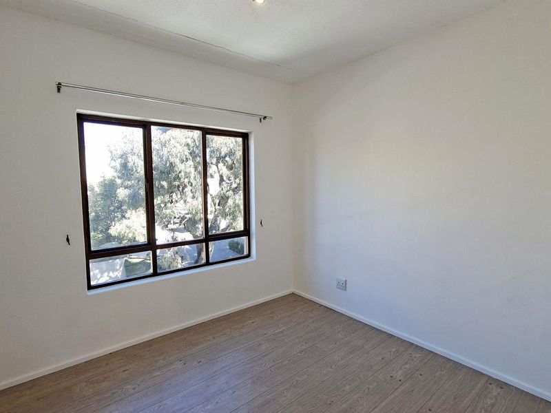 Spacious 2 bed, 1 bath loft apartment available in Lonehill - Photo 9