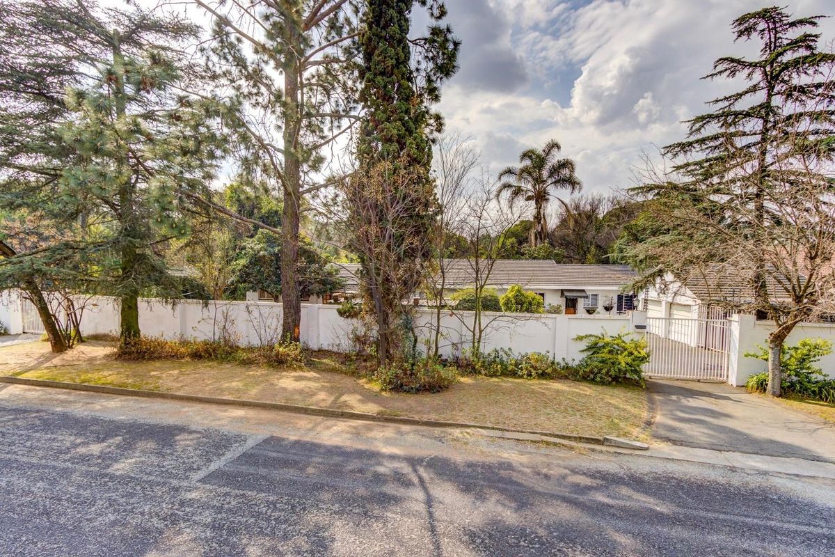 THREE HOMES ON 3548m2 - FAMILY HOMESTEAD OR INVESTMENT FOR RENTAL INCOME! - Photo 2