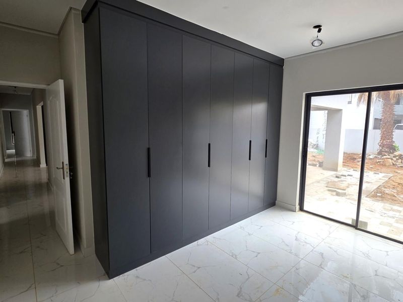 4 Bedroom Family Home in Melodie Hartbeespoort - Photo 10