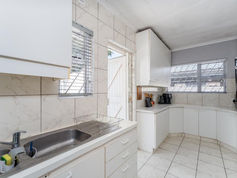 Spacious Family Home with Large Grounds in Montague Gifts, Lotus River - Photo 9