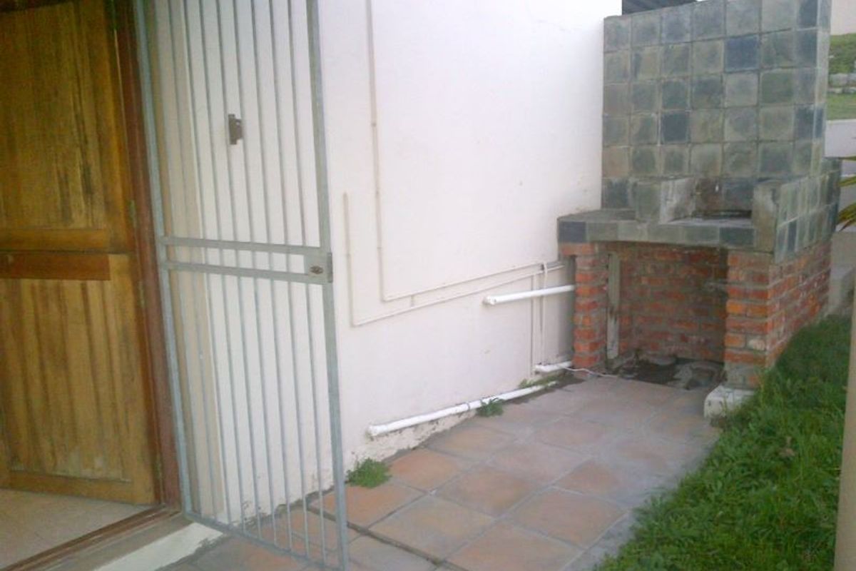 Humerail bedsitter available to rent - Photo 5