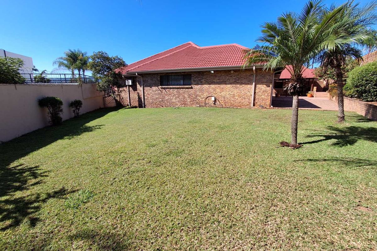 Spacious Three bedroom to rent in Valencia park - Photo 3
