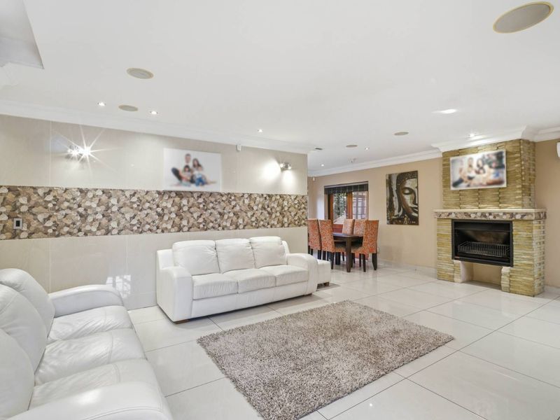​Modern Smart Home Masterpiece in Prestigious Lonehill - Photo 2