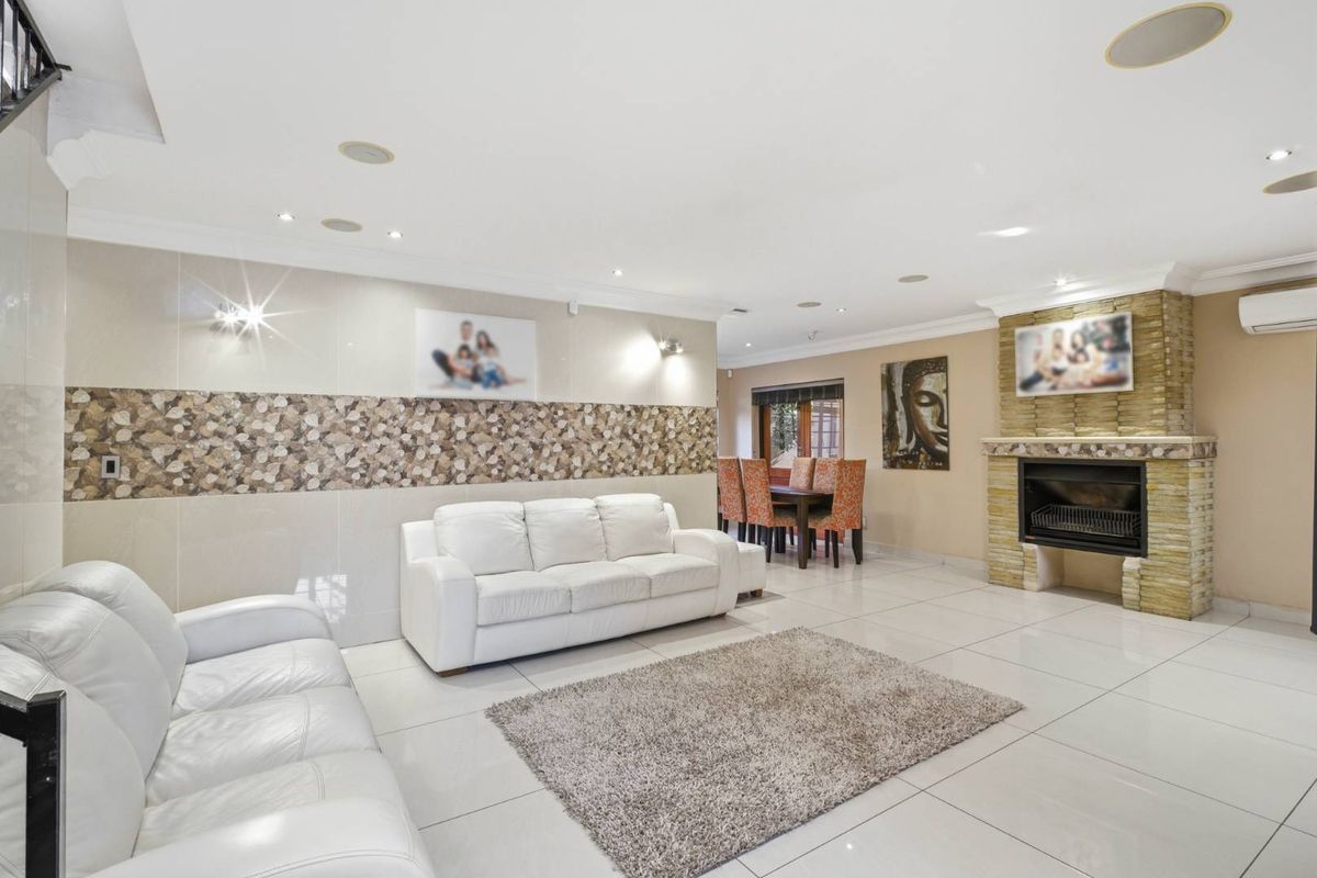 ​Modern Smart Home Masterpiece in Prestigious Lonehill - Photo 2