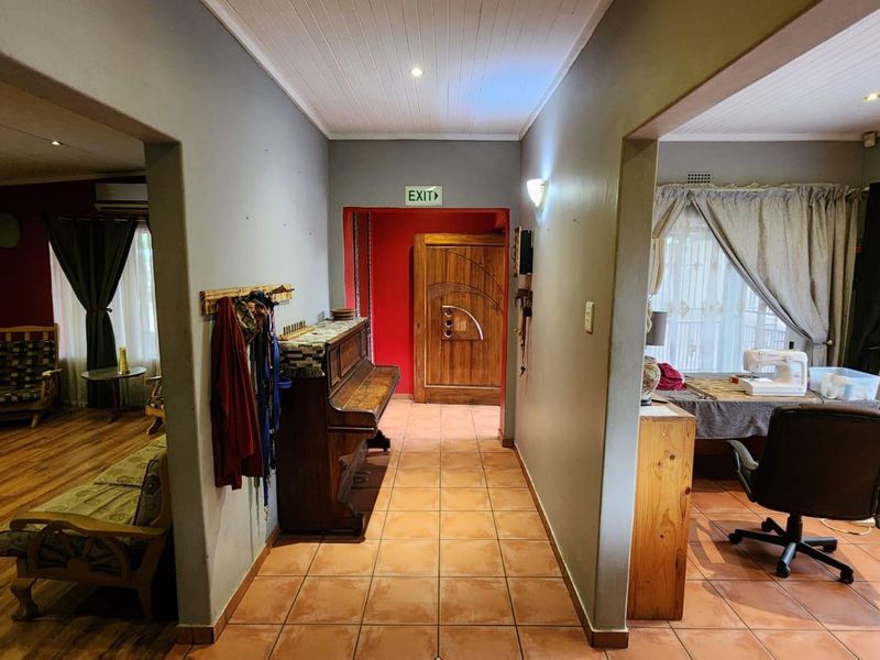 8 Bedroom Property | Main House + 2 Separate Townhouses | Exceptional Investment Opportunity - Photo 5