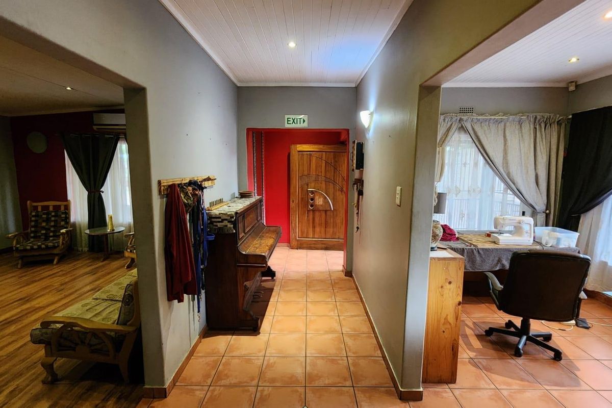 8 Bedroom Property | Main House + 2 Separate Townhouses | Exceptional Investment Opportunity - Photo 5