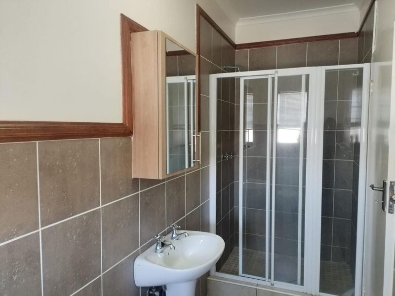 Secure & Spacious 2 Bedroom First Floor Apartment - Photo 8