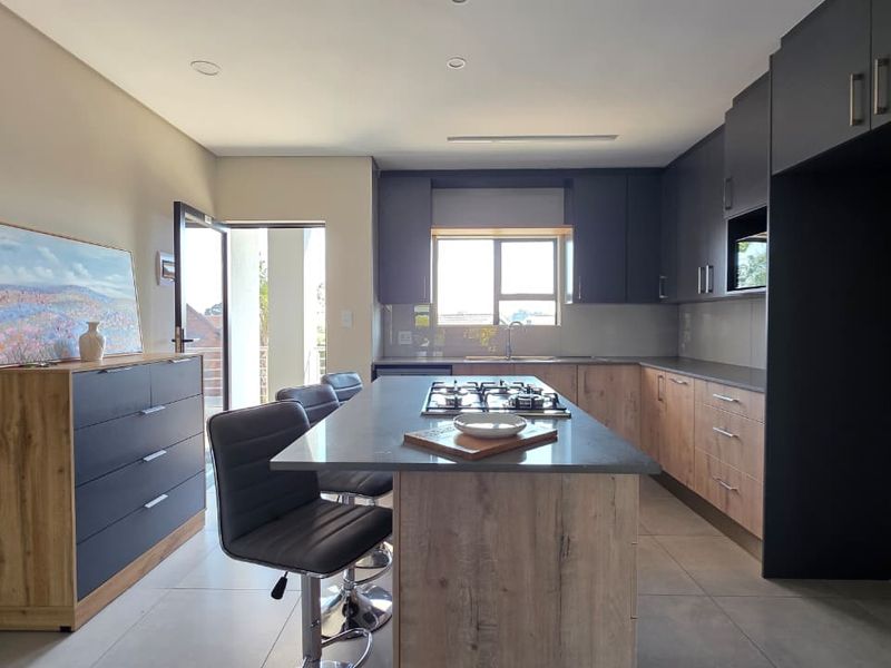 Modern 2-Bedroom Apartment | Available To Rent  Discover sophisticated urban living in this modern 2-bedroom, 2-bathroom apartment, perfectly positioned for con - Photo 2