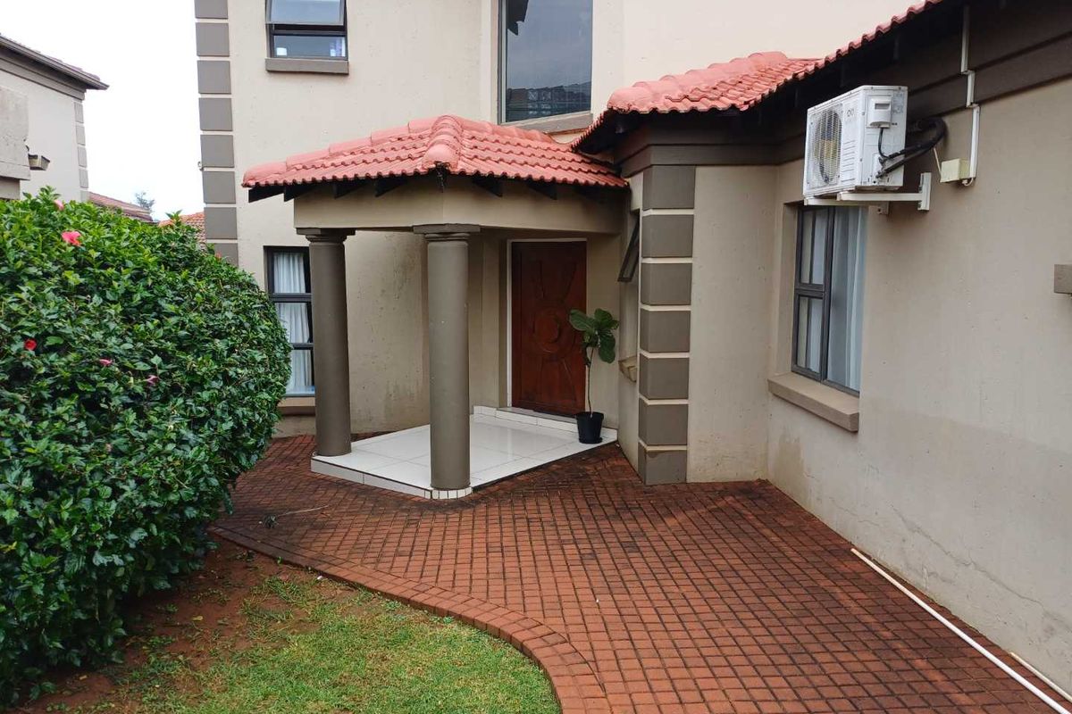 Modern 4 Bedroom House in Willowbrook - Photo 3
