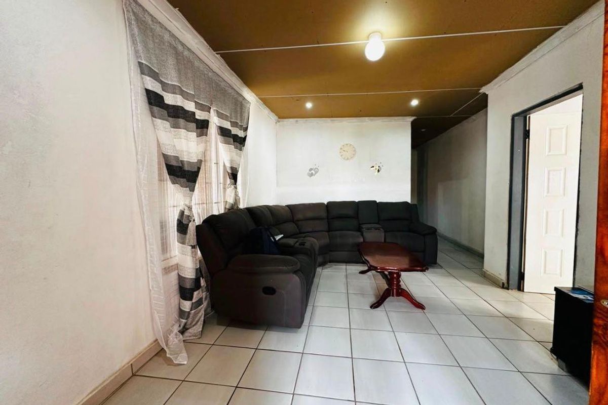 Stunning fully walled property!!!! - Photo 5