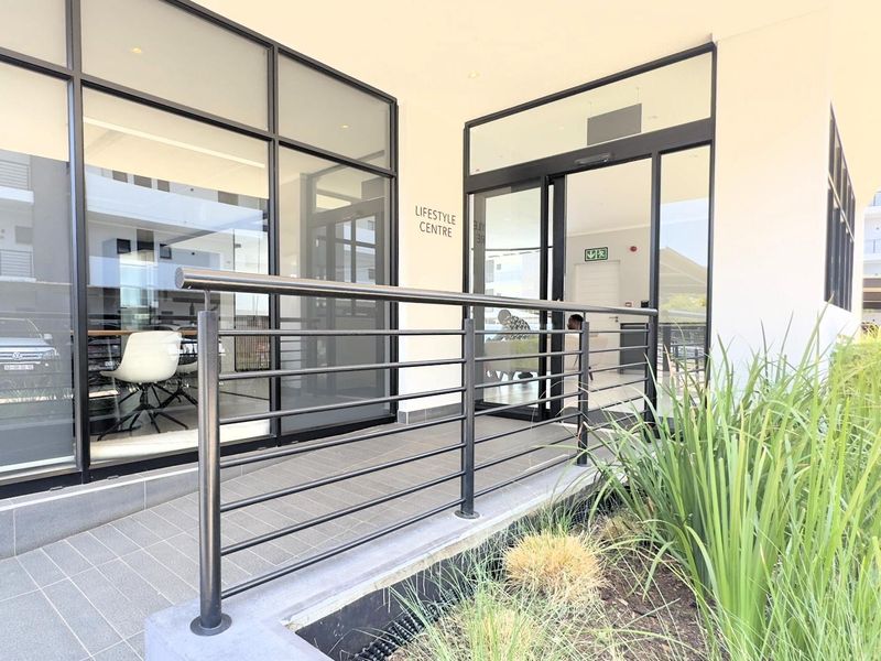Luxurious 3-Bedroom Apartment for Sale in Waterkloof on Main - Photo 2