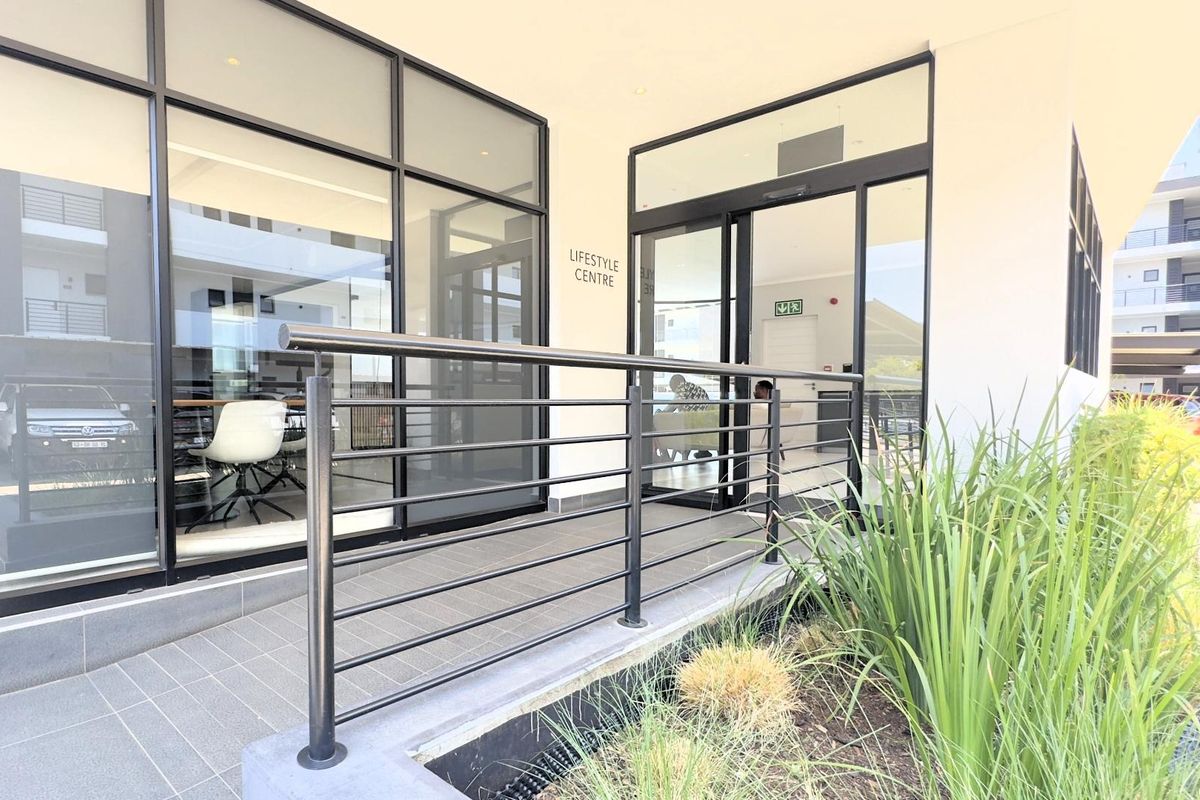 Luxurious 3-Bedroom Apartment for Sale in Waterkloof on Main - Photo 2