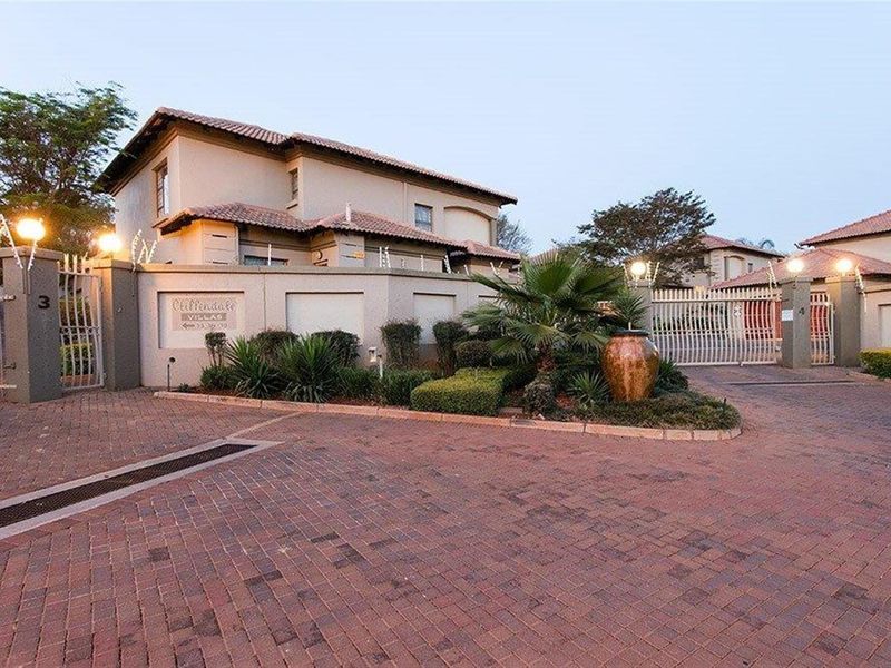 4 bedrooms Townhouse in FAERIE GLEN - Photo 1