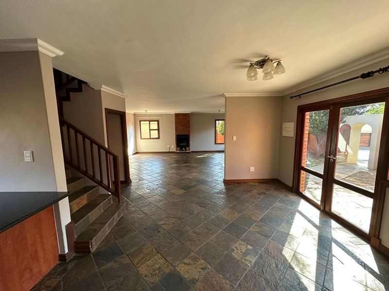 Spacious 3 bedroom duplex in Equestria - Photo 4