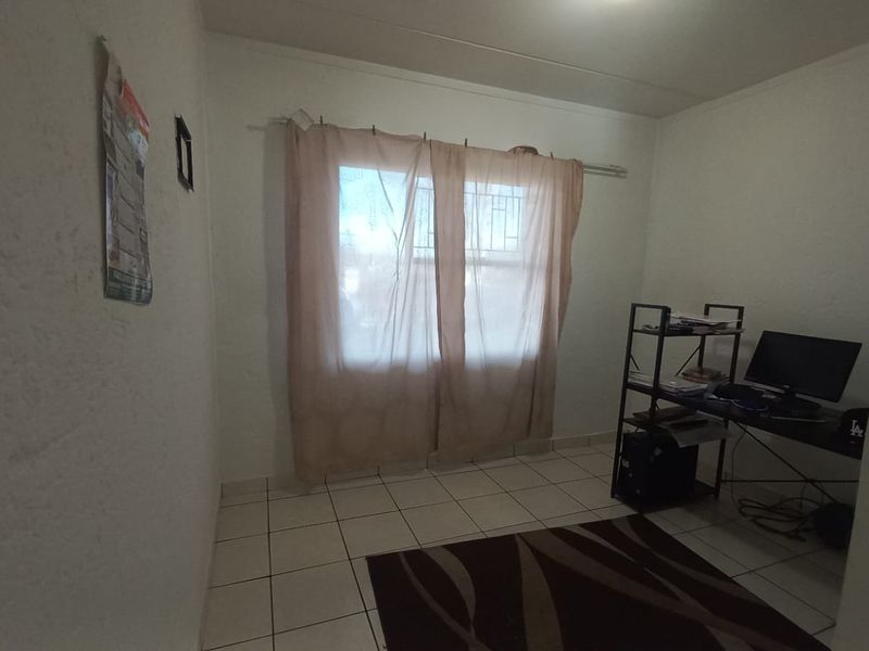 Well Maintained Complex - 2 bedroom ground floor + spacious lounge & enclosed stoop - Photo 8