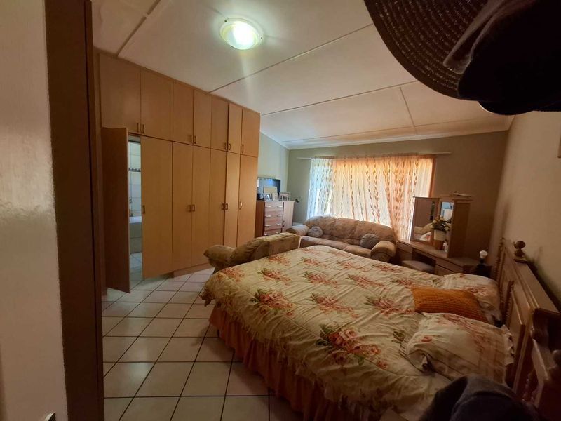 🏡 FOR SALE | Pioneerspark  4-Bedroom House with Bachelor Flat – N$ 4,100,000 - Photo 8