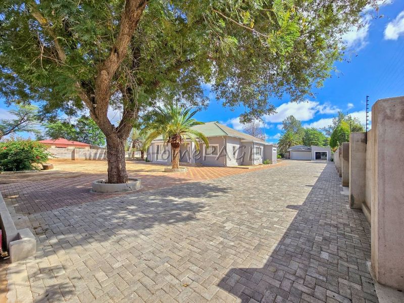 Omaruru:  Very neat 4 Bedr Home close to Town Centre is for Sale - Photo 2