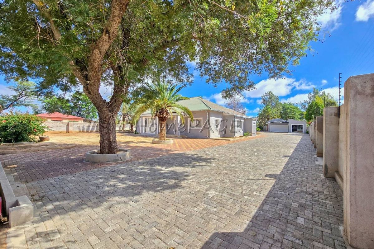 Omaruru:  Very neat 4 Bedr Home close to Town Centre is for Sale - Photo 2
