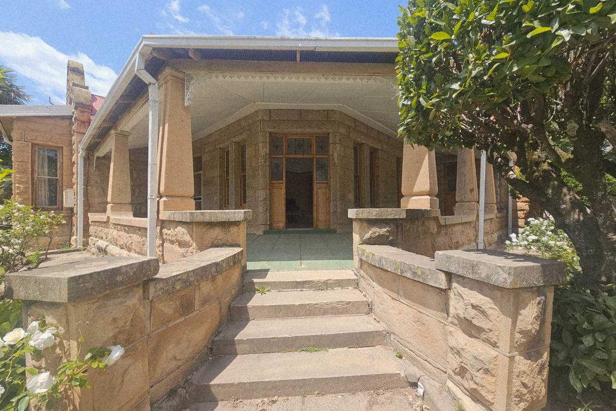 Charming Heritage Home on Spacious Corner Stand in Ladybrand - Photo 2